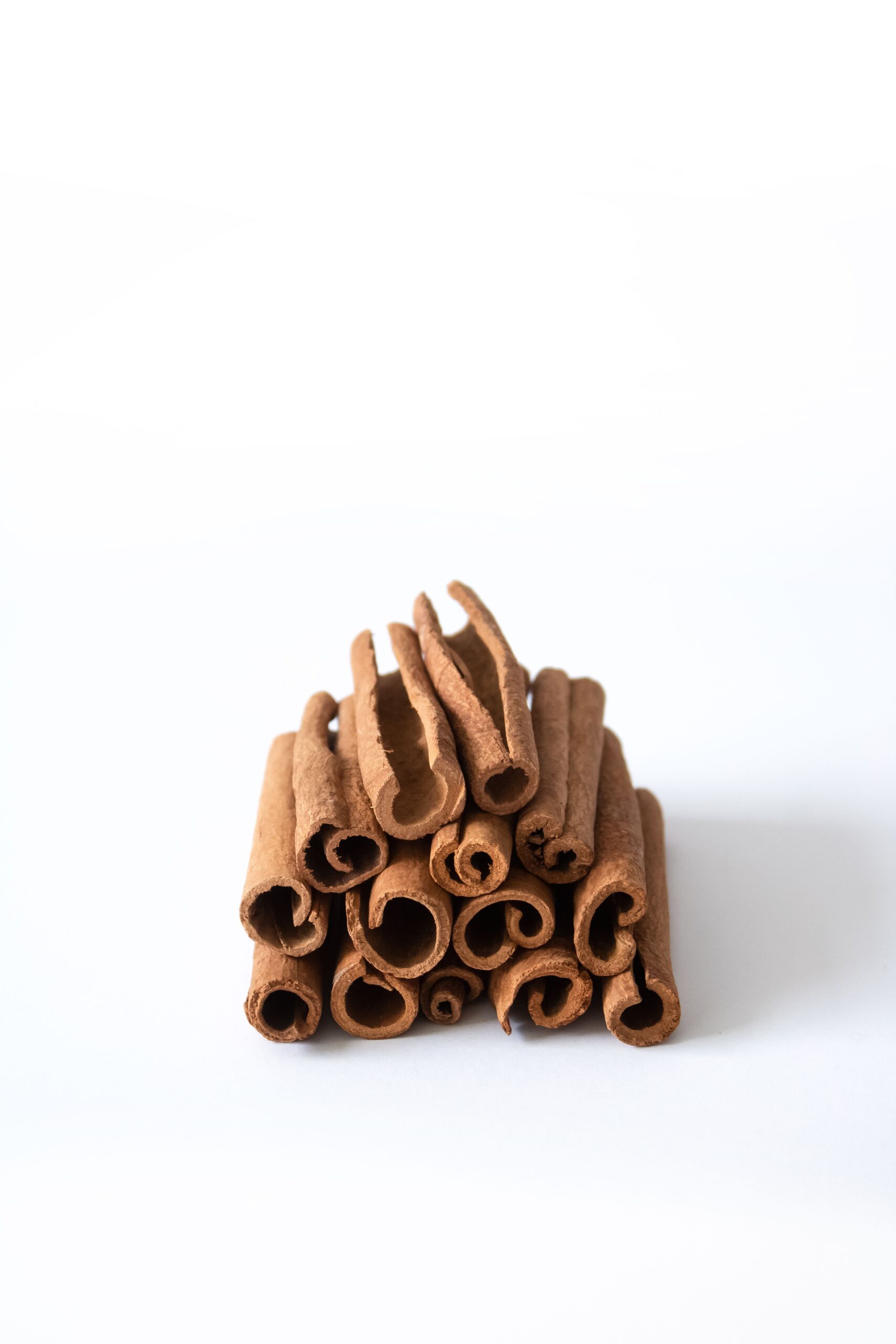 Berberine with Ceylon Cinnamon: Benefits and Best Products for Adults Over 55 berberine with ceylon cinnamon sticks and supplements on wooden table