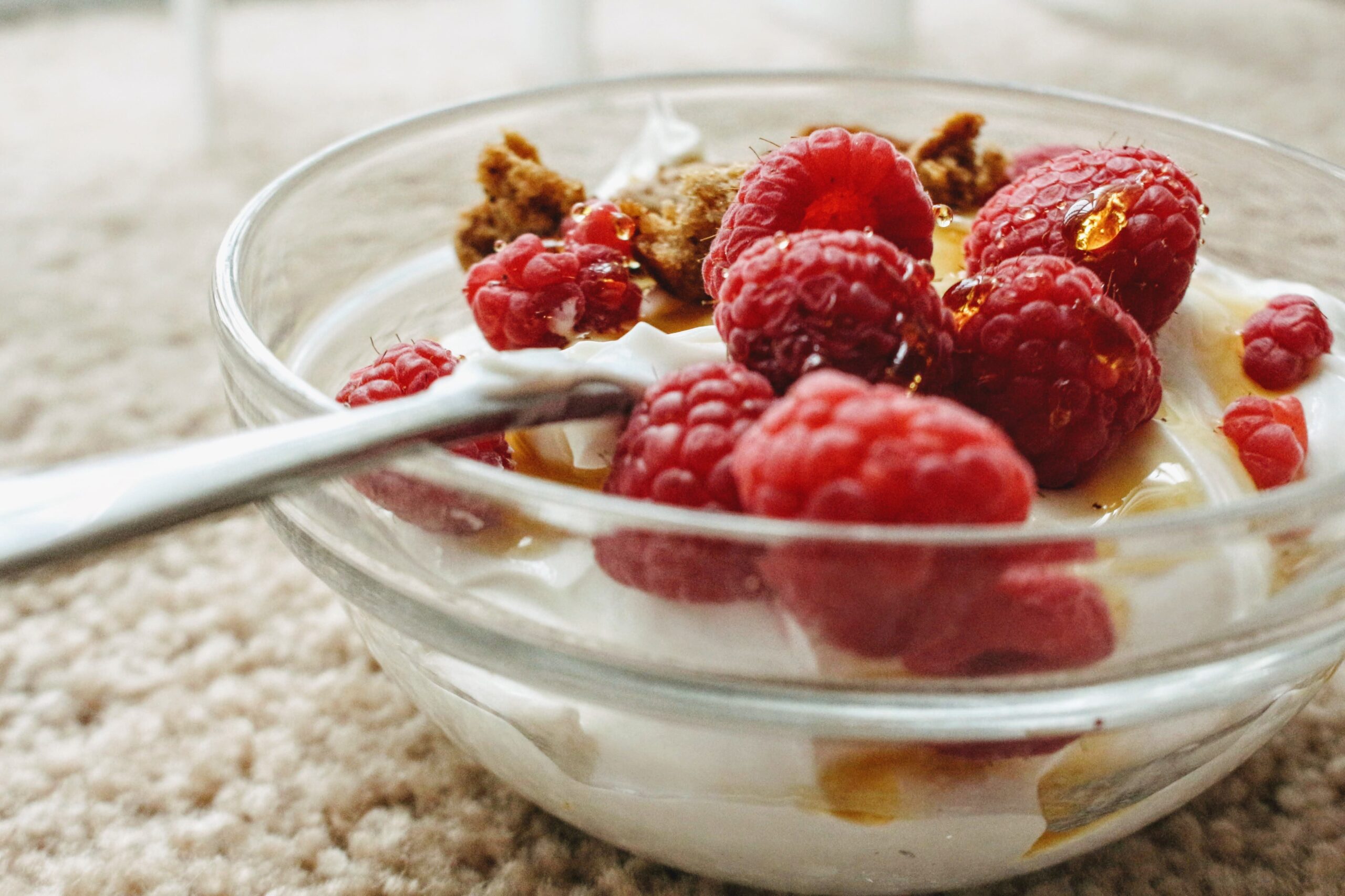 Low Carb Snacks for Diabetics: Best Options Ranked plain Greek yoghurt with berries as a low carb snack for diabetics