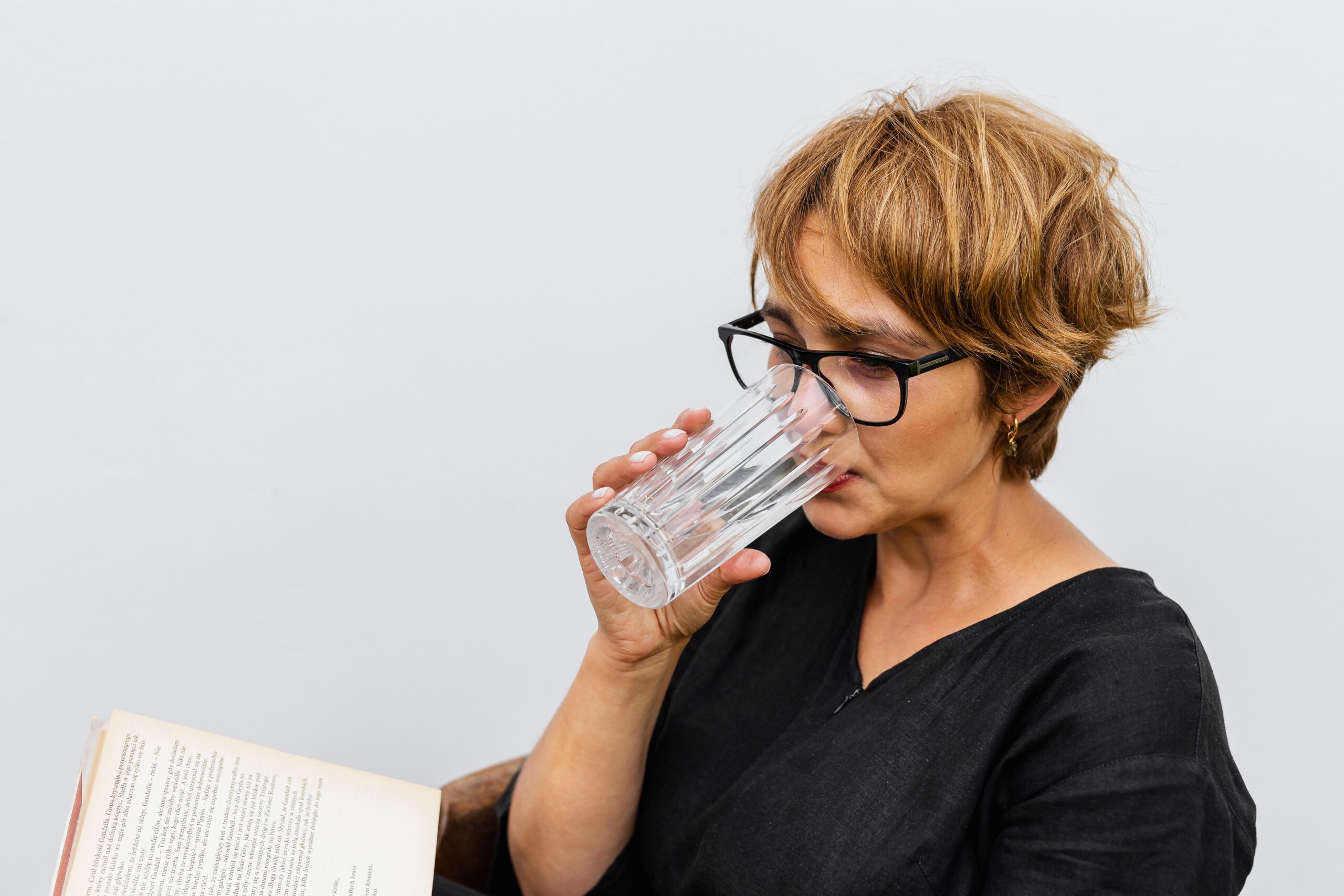 What to Do When Blood Sugar Is High — A Clear Guide After 55 Drinking water when blood sugar is high — practical first step for adults over 55
