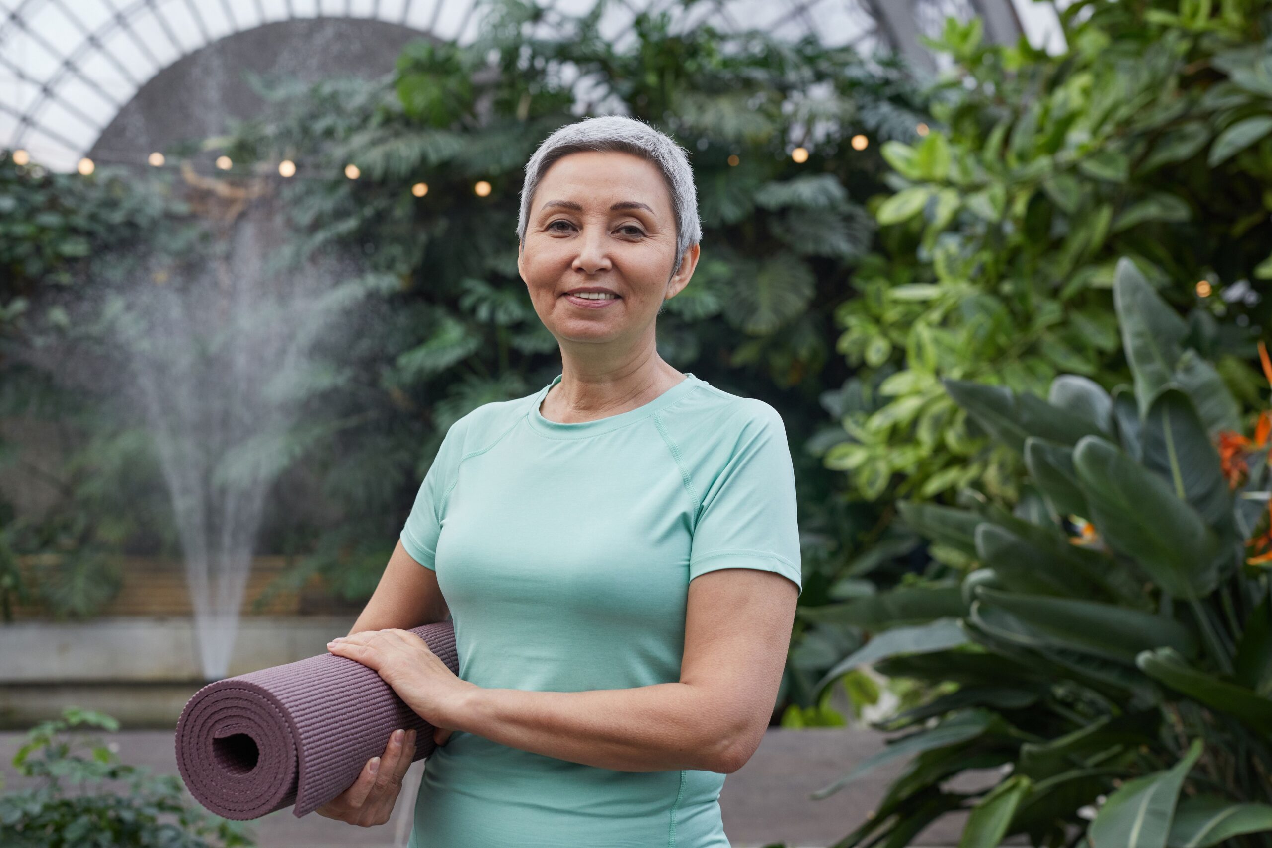 older woman living a healthy lifestyle using natural supplements to lower blood sugar naturally