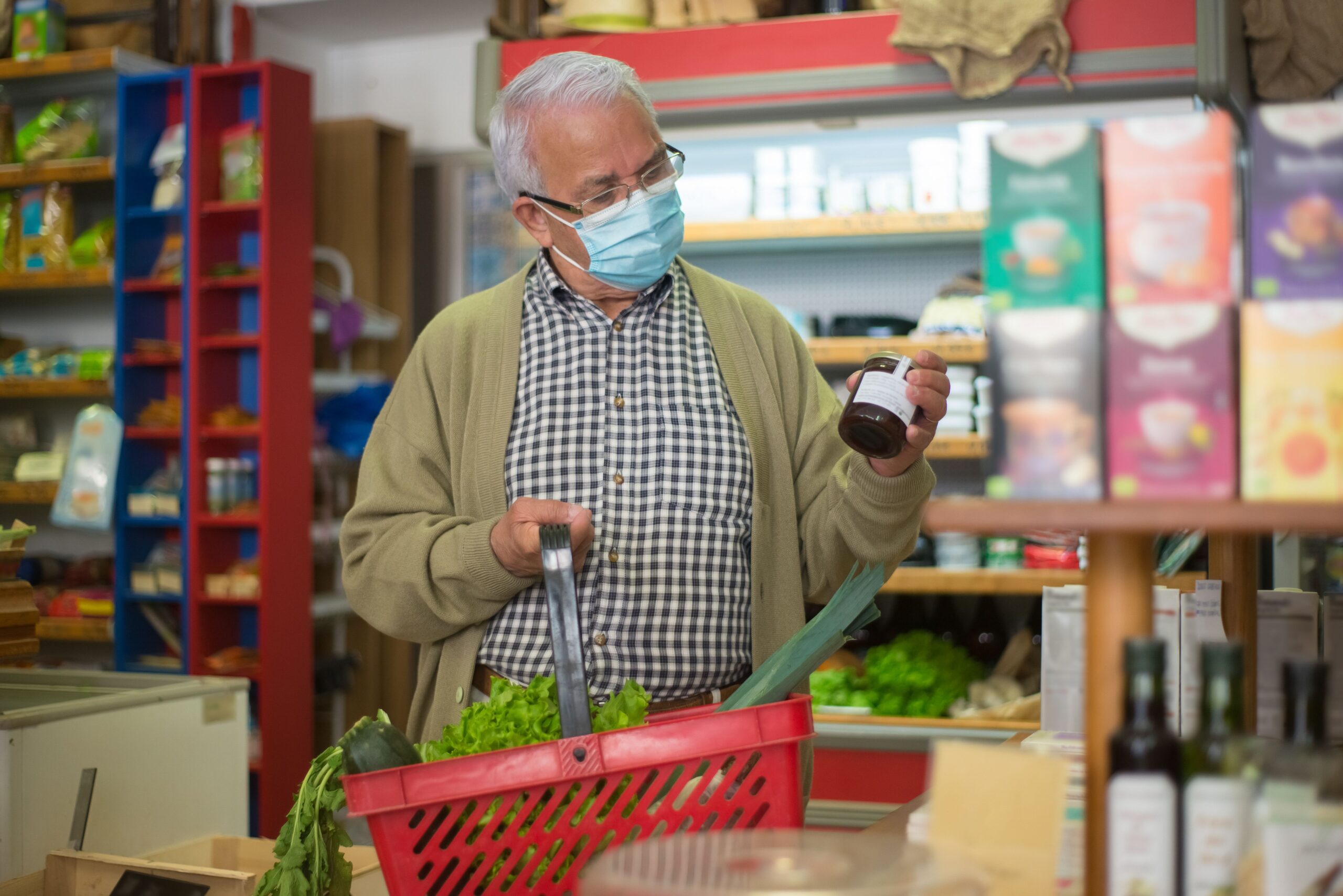 senior man researching best berberine supplement for blood sugar